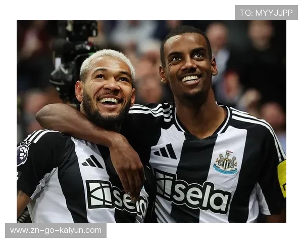 纽卡球迷高歌鼓励球队，客场虽平仍显支持